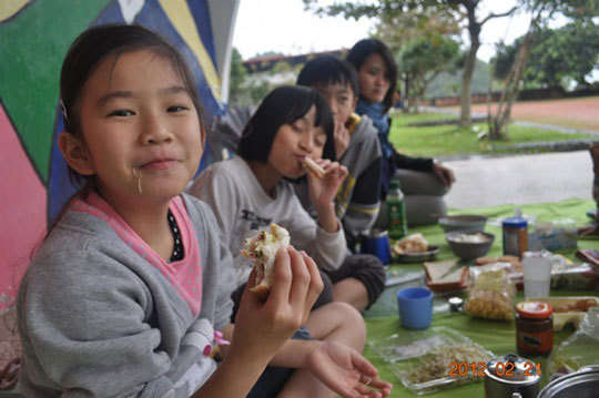 讓孩童學習文化及烹飪，透過餐會讓親人感受溫暖，用文化與土地的智慧給孩子更好的成長與啟發