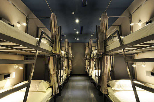 這樣太危險~飛太遠~不到五百元入住太空艙！地點方便，鄰近西門町、台北車站！住宿專案