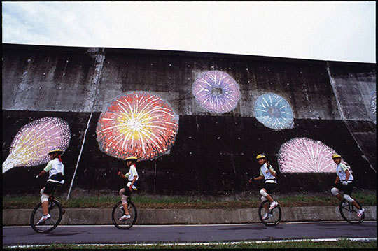 許飛行少年一個用獨輪車翻轉生命的夢想