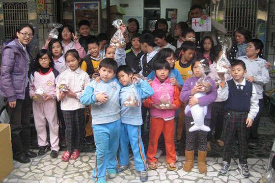 迎風攜手讓孩童展露出歡樂笑容