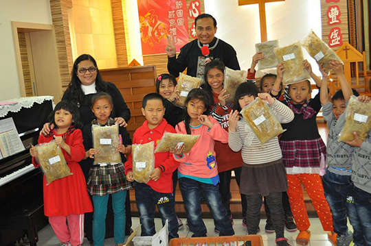 用100元替偏鄉孩子餐桌加一份愛，讓熱騰騰的晚餐陪伴貧苦孩童健康成長，晚上不再挨餓！