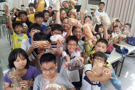 傳遞愛的能量，陪伴孩子健康成長，迎向嶄新的未來