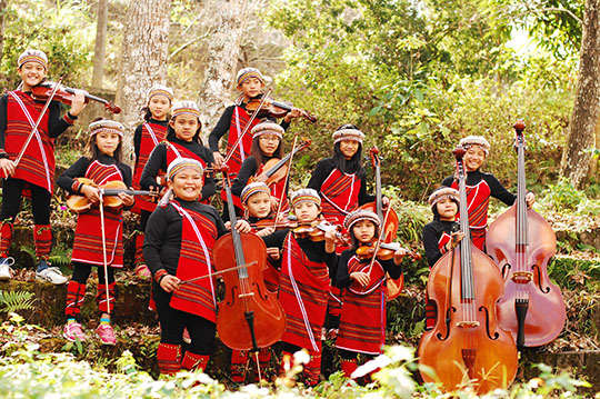 在深山的部落裡照顧他們的三餐外，也用音樂的明燈改變宿命的牽引，用提琴彈奏出生命最動人的樂章