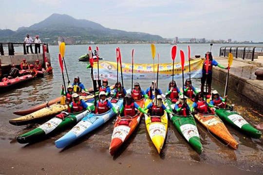 受虐少女獨木舟環島再度啟航，當向日葵女孩遇上蘭嶼小飛魚，透過大海的愛與擁抱，勇敢挑戰一場冒險與希望的再生之旅，一起活出不一樣的生命！
