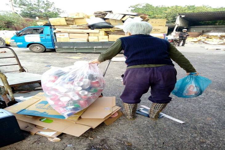 台北清寒老人物資送暖