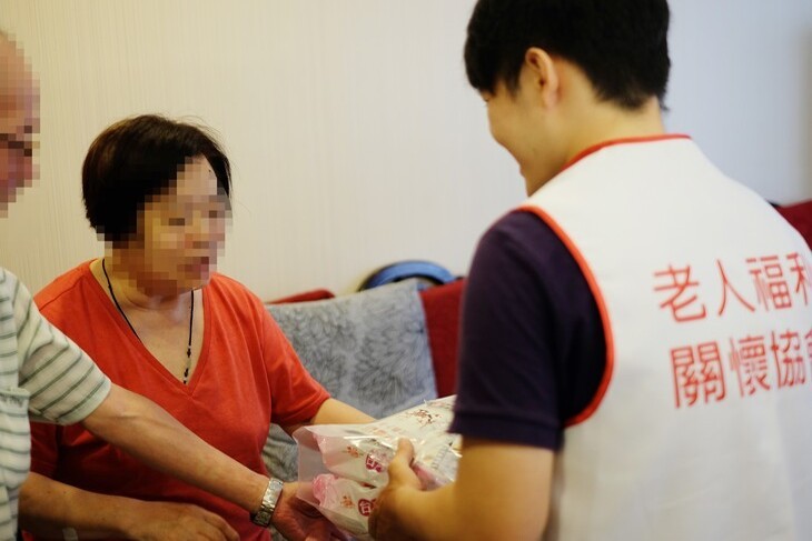 台北清寒老人物資送暖
