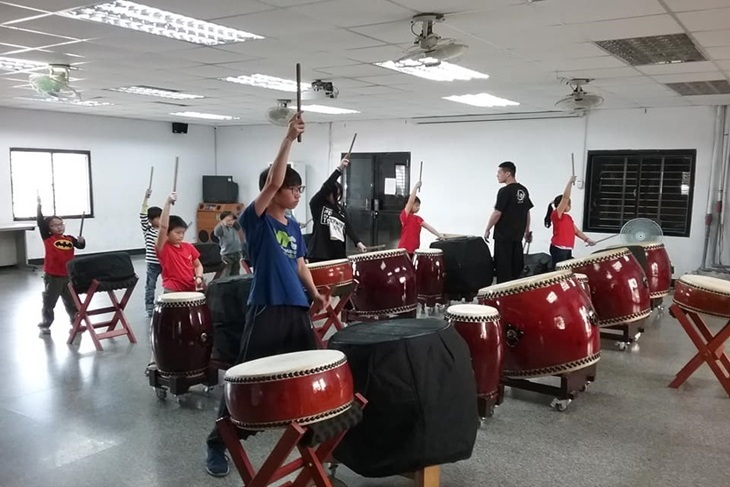 一起夢想－愛的鼓舞，遠離歧途