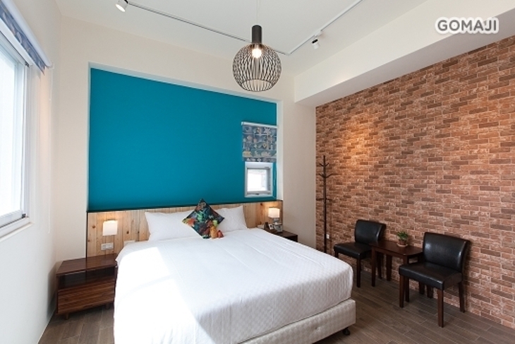 花蓮-坡岸邊電梯河景民宿​