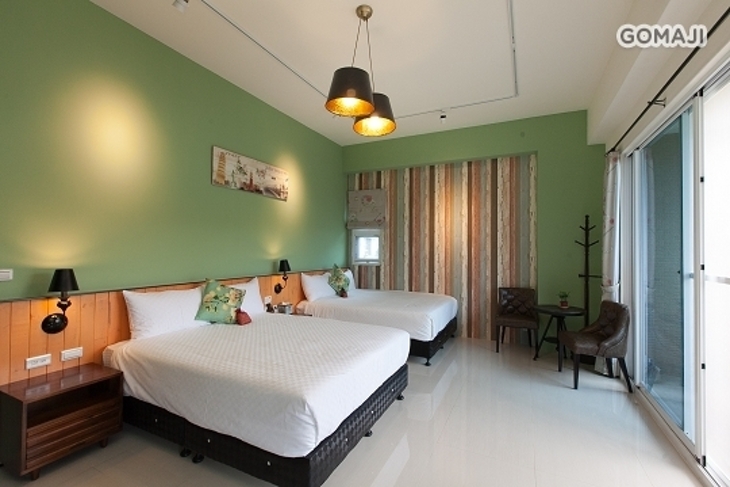 花蓮-坡岸邊電梯河景民宿​