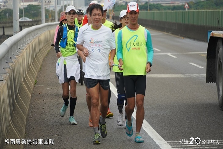 盲人環台路跑：不只是路跑，更為弱勢募年菜