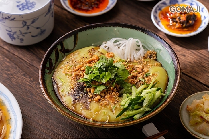 嘴角沾糖的女人雲南料理