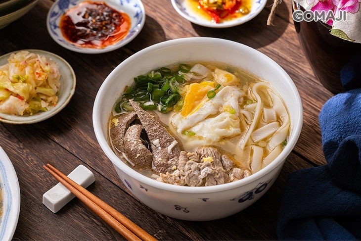 嘴角沾糖的女人雲南料理