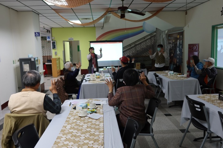 延緩台南失智症老化－募集400套運動站立書