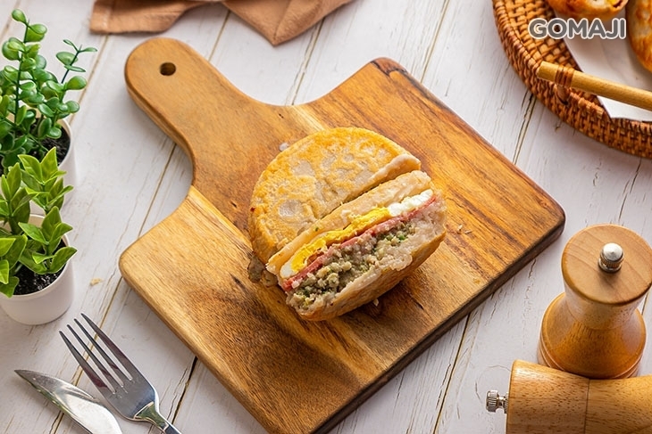 全是柴蔥蛋肉堡