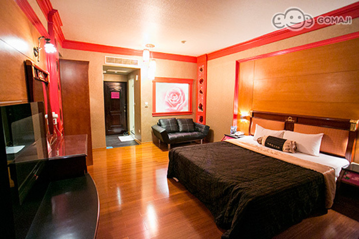 高雄-玫瑰精品汽車旅館