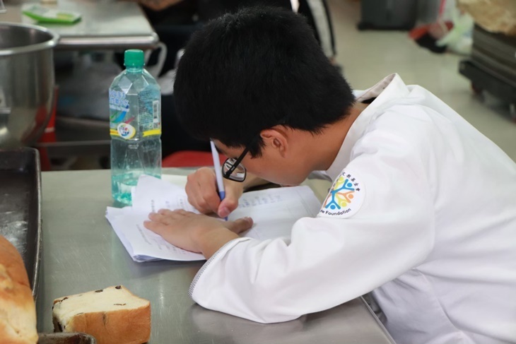 打造失學青少年烘焙教室