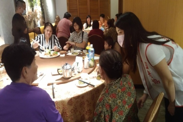 清寒長者年菜送暖