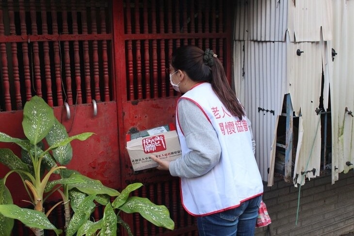 清寒長者年菜送暖