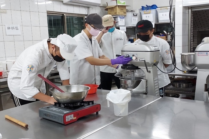 屏東失學少年烘焙夢工廠