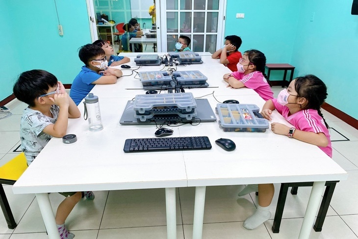 小洛特樂高機器人