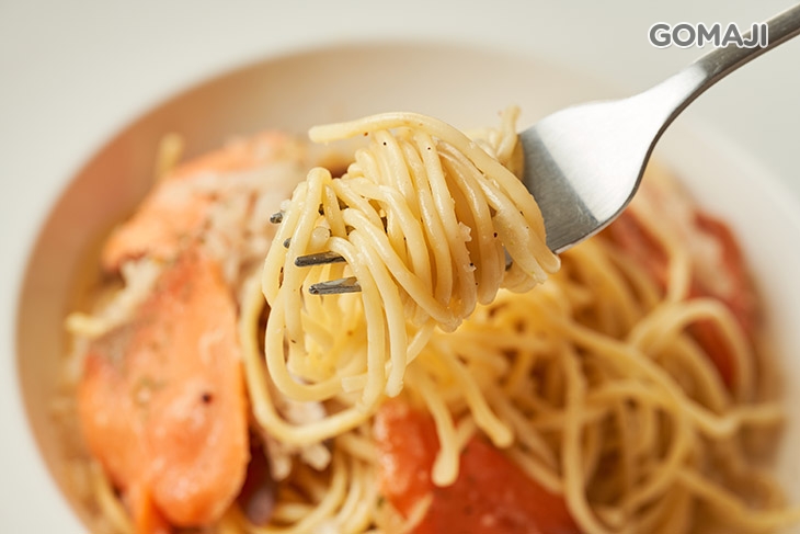 清炒煙燻鮭魚麵