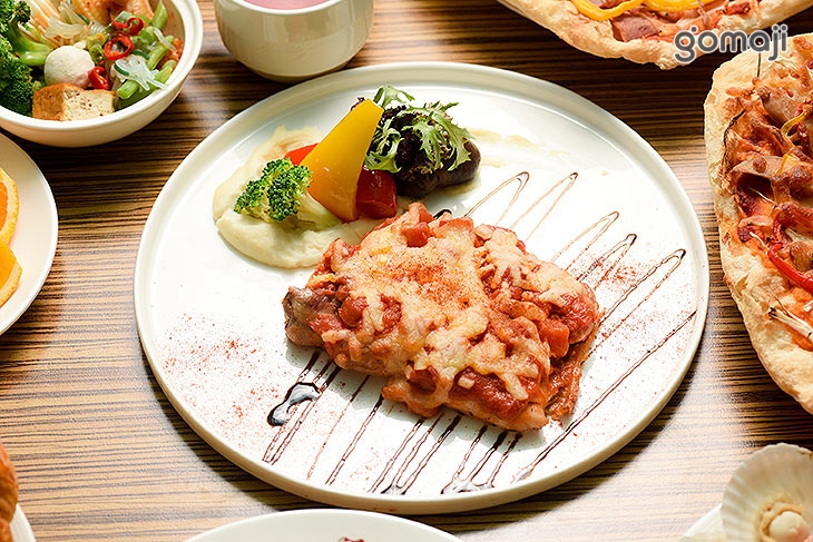 迷迭香烤嫩雞腿佐番茄乳酪風味