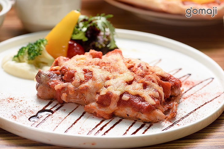 迷迭香烤嫩雞腿佐番茄乳酪風味