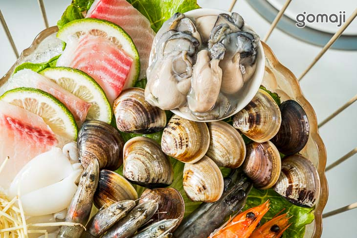 白蝦4隻 + 草蝦2隻 + 熱白蝦2隻 + 小花枝2隻 + 鯛魚片1份 + 蛤蜊12顆 + 鮮蚵1