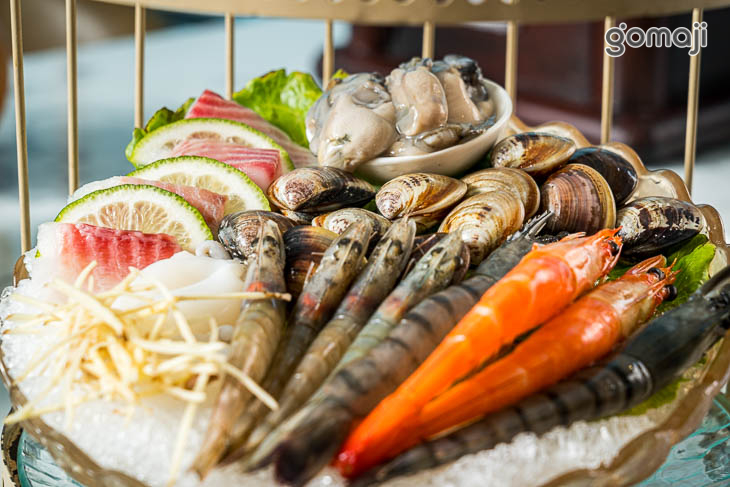 白蝦4隻 + 草蝦2隻 + 熱白蝦2隻 + 小花枝2隻 + 鯛魚片1份 + 蛤蜊12顆 + 鮮蚵1