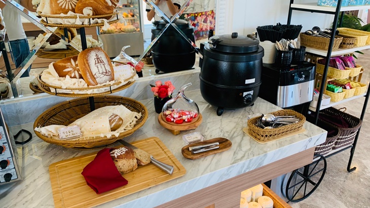 自助式早餐 + 自助式下午茶