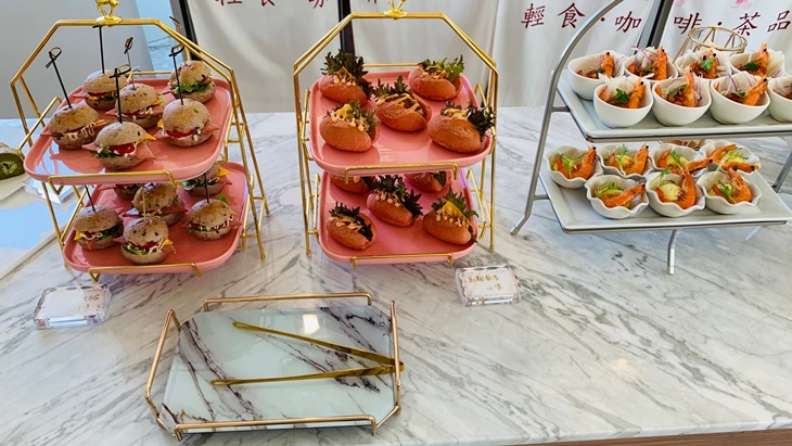 自助式早餐 + 自助式下午茶