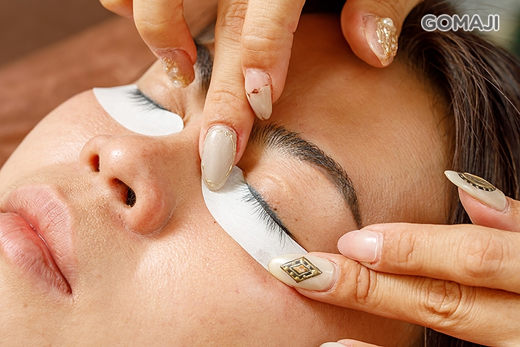 敷保濕膠原眼膜 