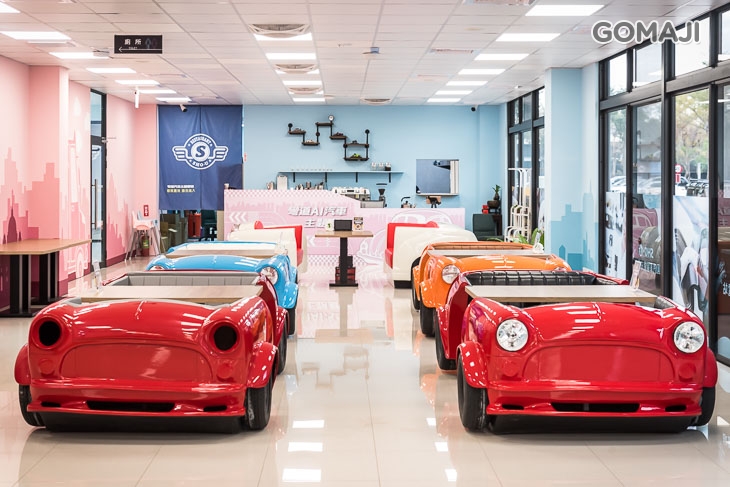 彎道AI汽車主題餐廳