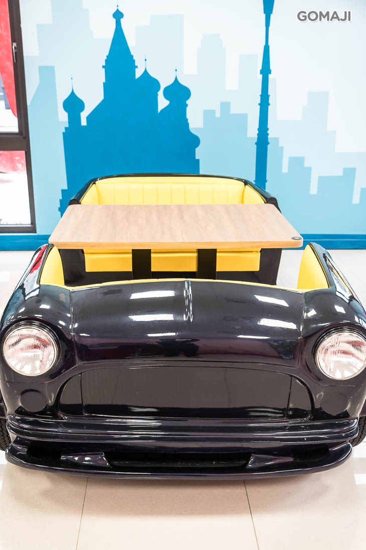 彎道AI汽車主題餐廳