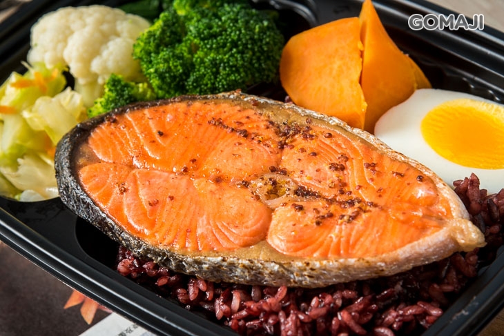 芥末籽醬佐鮭魚