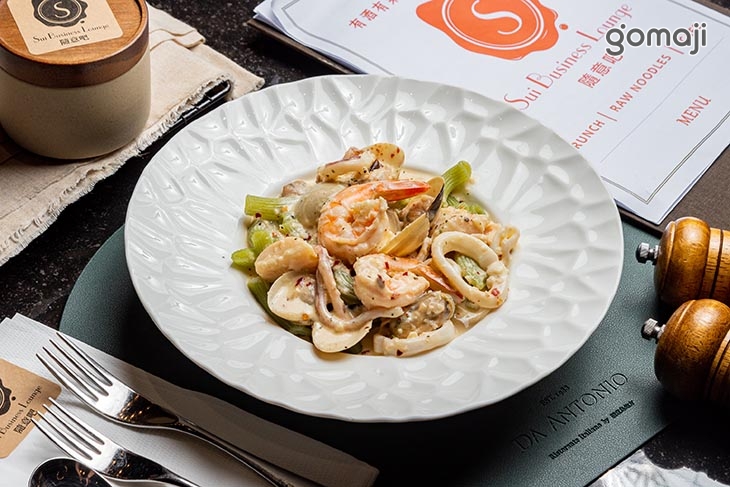 奶油蒜辣海鮮菠菜筆管麵