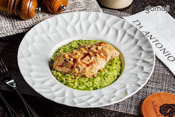 嫩煎舒肥雞胸青醬燉飯