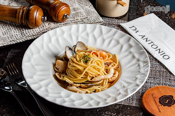 橄欖油蒜味辣椒海鮮義大利麵