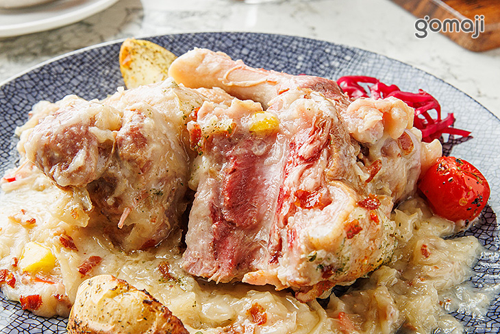 彩椒培根酸菜燜煮豬腳