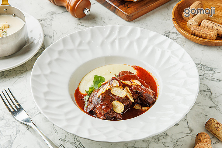 紅酒燉澳洲和牛頰搭絲滑洋芋