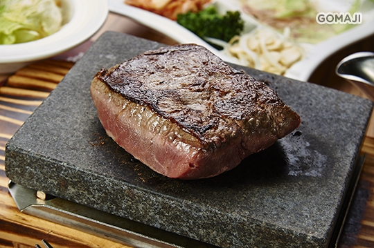 岩烧上肩牛排15盎司    店内人气排餐之一,石板经由特殊烤箱在高温400