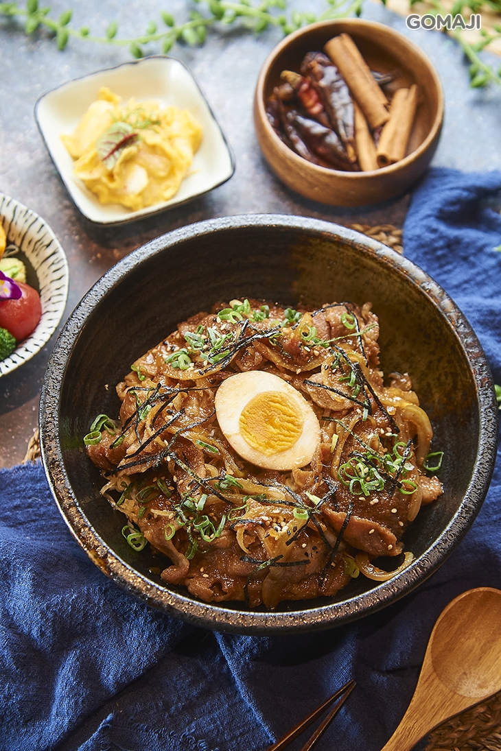 薑汁豚肉醬燒丼飯(主餐皆附溏心蛋、黃金泡菜)
