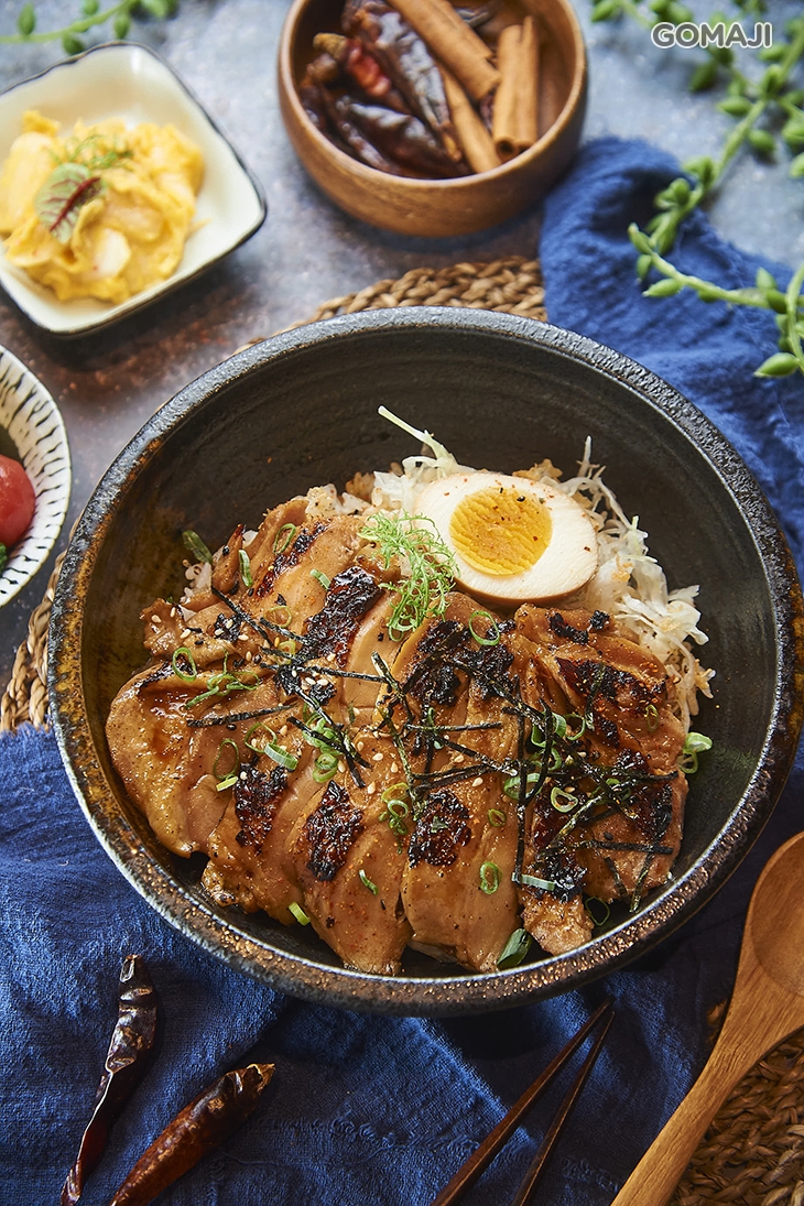 和風照燒舒菲嫩煎雞腿丼飯(主餐皆附溏心蛋、黃金泡菜)