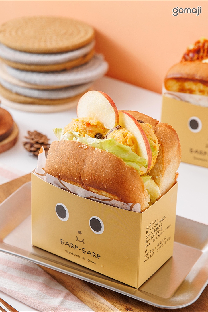 五彩泥沙拉厚蛋吐司