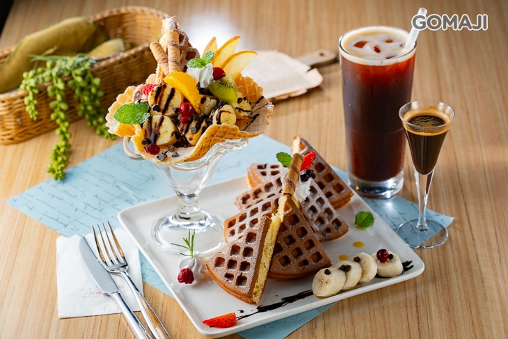 超值雙人下午茶〈香蕉巧克力冰淇淋蜜糖塔/綜合野莓冰淇淋蜜糖塔/水果百匯冰淇淋蜜糖塔/草莓冰淇淋蜜糖塔/香蕉巧克力冰淇淋鬆餅/綜合野莓冰淇淋鬆餅 六選一 + 紅茶奶蓋/綠茶奶蓋/義式濃縮咖啡/黑咖啡/蔗香紅茶/蔗香綠茶 六選二〉