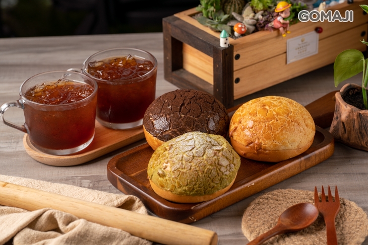 抹茶、巧克力、原味 菠蘿包 + 紅茶(500cc)二杯