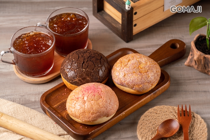 草莓、巧克力、紫薯 菠蘿包 + 紅茶(500cc)二杯