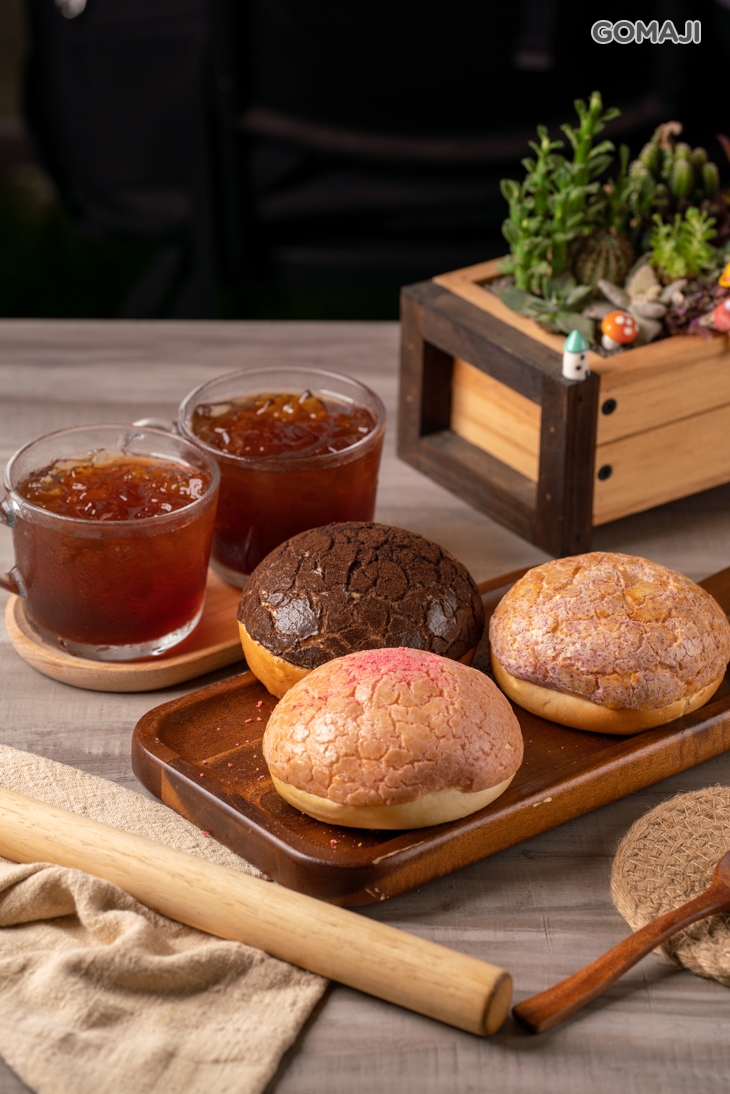 草莓、巧克力、紫薯 菠蘿包 + 紅茶(500cc)二杯