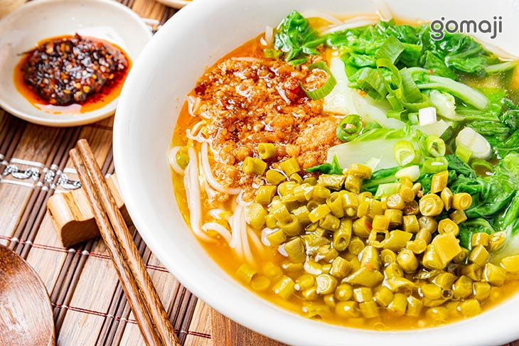 酸豆角肉末米線