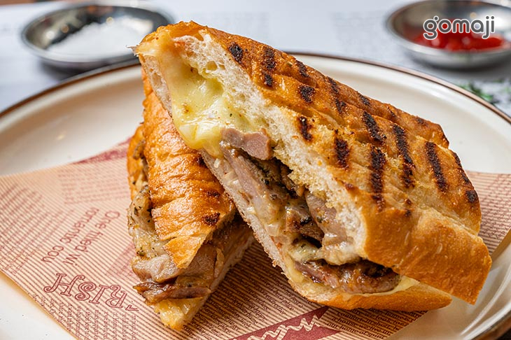 芥末籽醬豬排熱壓帕里尼